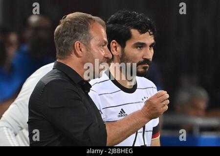 Bologna, Italien. 04.. Juni 2022. Bundestrainer Hans Dieter Hansi FLICK (GER) mit Ilkay GUENDOGAN (GER), Fußball UEFA Nations League, Gruppenphase 1.Spieltag Italien (ITA) - Deutschland (GER) 1-1, am 4.. Juni 2022, Renato Dall `Ara Stadium Bologna Credit: dpa/Alamy Live News Stockfoto